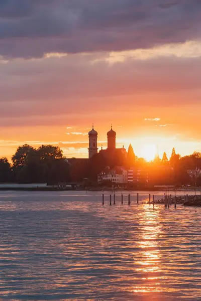 Hermosa Puesta Sol Dorada Anaranjada Sobre Ciudad Junto Mar Reflejada — Foto de Stock