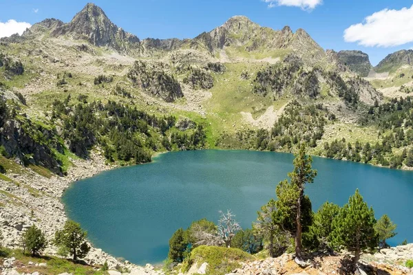 在Gerber山谷 Aiguestortes和Estany Sant Maurici国家公园有湖泊和山峰的山区景观 在矮草丛中远足 — 图库照片