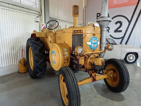 Avellaneda Argentina Apr 2022 Старий Жовтий Сільськогосподарський Трактор Iame Pampa — стокове фото