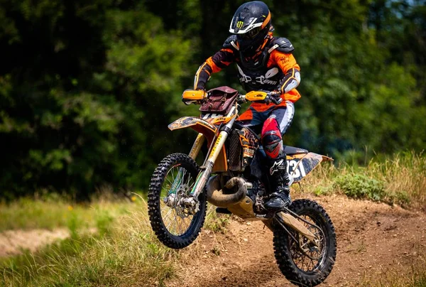 Eine Nahaufnahme Eines Motocross Rennfahrers Steht Auf Dem Hinterrad Eines — Stockfoto