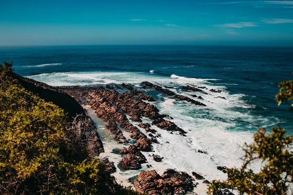 海浪冲击着南非东海岸的岩石 空中冲撞着 — 图库照片