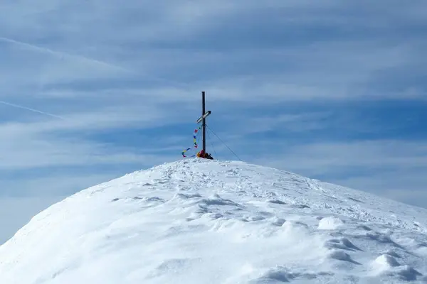 Pico Nevado Uma Montanha Com Uma Cruz Cordilheira Jochberg Alemanha — Fotografia de Stock