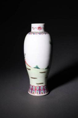Geleneksel boyalı bir Çin vazosunun dikey karesi.