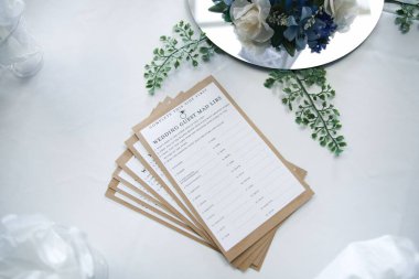 Komik bir düğün konuğunun yüksek açılı çekimi dekorasyon olarak çılgınca hareketler.