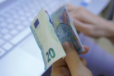 Bilgisayarla para alışverişi..