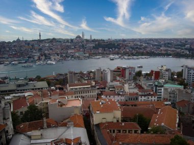 İstanbul, Türkiye 3 Kasım 2009 İstanbul gün batımı bulutlu bir gökyüzü ile Galata Köprüsü 'nden.