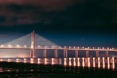 Tagus nehri üzerinde Vasco da Gama tugayı gece görüşü