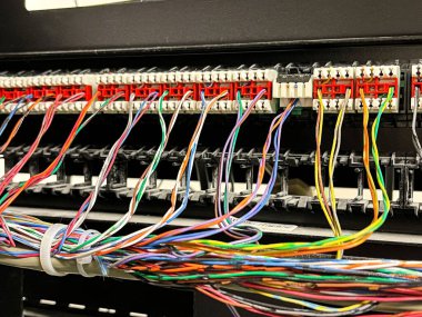 Renkli kablolara takılmış bir yakın çekim