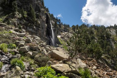 Gerber Vadisi 'nde, Aiguestortes' te ve Estany de Sant Maurici Ulusal Parkı 'nda gölleri ve tepeleri olan dağ manzarası. Pirenelerde yürüyüş..