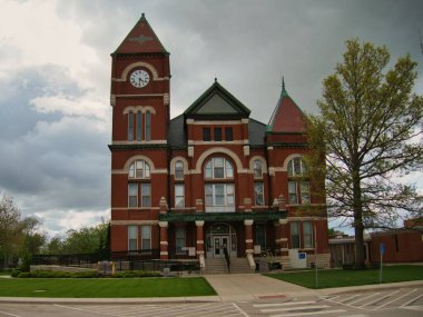 Karanlık bulutlu bir günde Paola 'daki tarihi Miami County Kansas Adliyesi manzarası.