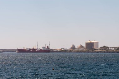 Portekiz 'in deniz kıyısındaki Galp Petrol Terminali manzarası