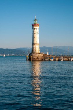 Almanya 'nın Lindau şehrinde mavi gökyüzüne karşı dikey bir deniz feneri görüntüsü.