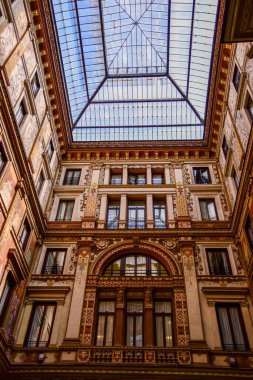 Galerie Sciarra 'nın savurgan freskleri ve cam tavanının dikey görüntüsü