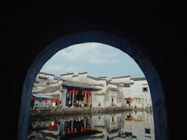 Huangshan City, Çin 'deki Hongcun evlerinin kemer kapısının manzarası.