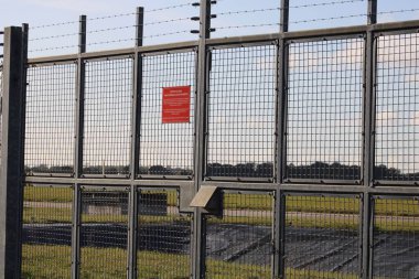 Doncaster Sheffield Havaalanı 'nda kırmızı tabelalı bir çit.