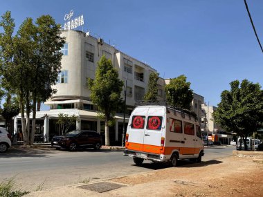 Fas 'ta yol kenarına park edilmiş bir Mercedes 207 minibüsü.