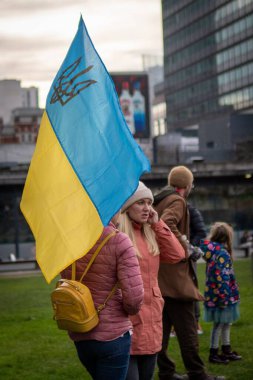 Manchester 'daki Ukrayna bayraklarıyla savaşı protesto eden insanlar