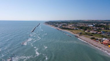 İtalya, Temmuz 2022: Denizi, plajları ve şemsiyeleriyle Fano şehrinin havadan görünüşü