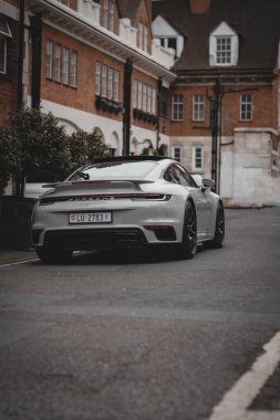 Gri Porsche 911 Mayfair civarında Londra 'da görüldü. Yağmurlu bir günden sonra ışık o detayları gölgesiz yakalamak için mükemmeldi.