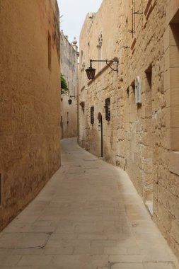 Eski bir kasabada dar bir cadde