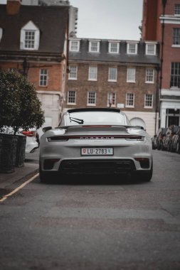 Gri Porsche 911 Mayfair civarında Londra 'da görüldü. Yağmurlu bir günden sonra ışık o detayları gölgesiz yakalamak için mükemmeldi.