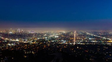 Kaliforniya, ABD 'de gece vakti Los Angeles' ın insansız hava aracı görüntüleri.