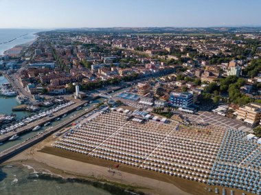İtalya, Temmuz 2022: Denizi, plajları ve şemsiyeleriyle Fano şehrinin havadan görünüşü