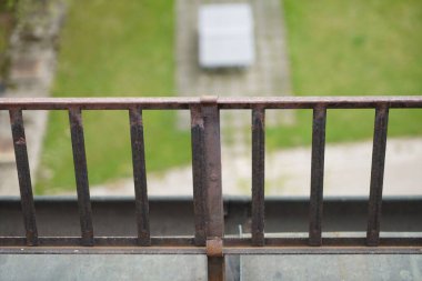 Yüksek açılı bir balkon korkuluğu görüntüsü.