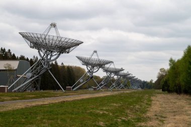 Hollanda 'daki Westerbork Sentez Radyo Teleskopu' nda bir dizi radyo teleskopu.
