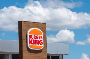 Dışarıdaki tahta tahtada Burger King fast food zincirinin logosu.