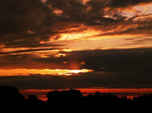 Dramatyczny Zachód Słońca Puszystymi Dużymi Chmurami — Zdjęcie stockowe