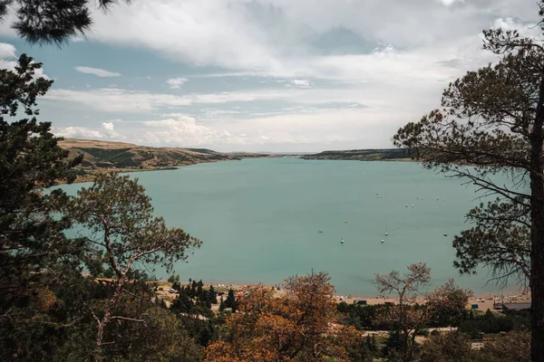 Vacker Utsikt Över Tbilisi Reservoaren Med Båtar Dagsljus — Stockfoto