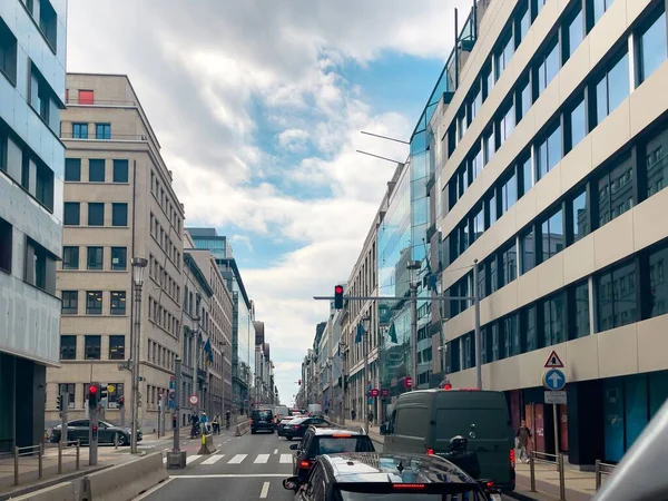 Weinig Auto Stopten Bij Het Rode Verkeerslicht Brussel — Stockfoto