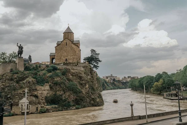 Una Chiesa Metekhi Sopra Fiume Kura Una Giornata Nuvolosa Tbilisi — Foto Stock