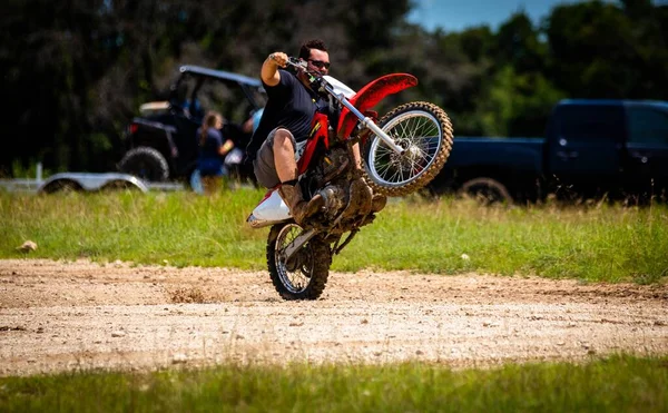 Close Piloto Motocross Fica Uma Roda Traseira Uma Bicicleta Fort — Fotografia de Stock