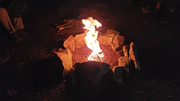 Nahaufnahme Eines Lagerfeuers Auf Einem Campingplatz — Stockfoto