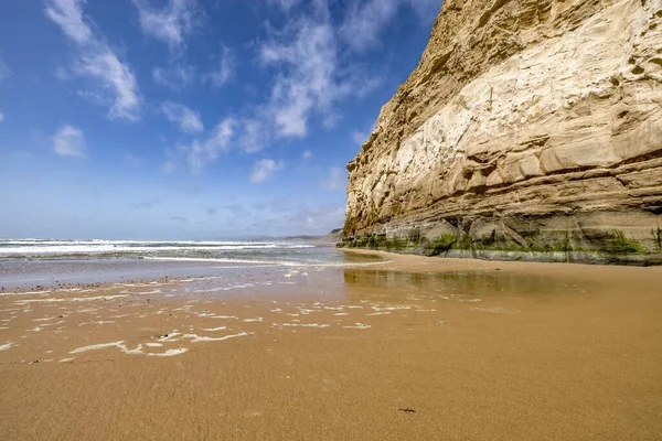 Het Uitzicht Zee Golven Bereiken Klif Door Kust Een Zonnige — Stockfoto