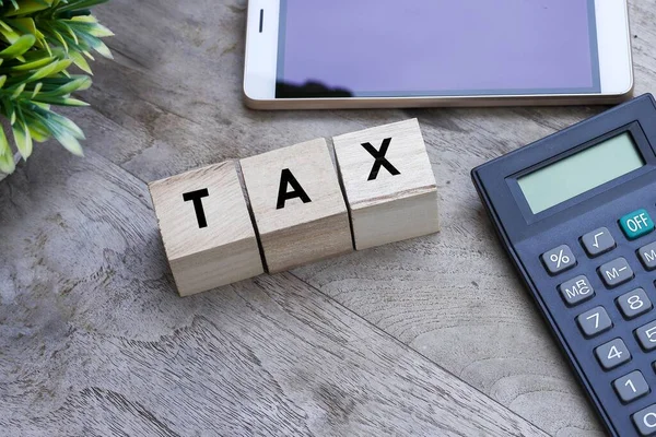 Palabra Tax Cubos Madera Pequeños Con Una Calculadora Teléfono Inteligente —  Fotos de Stock