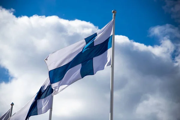 Красивый Снимок Флагов Финляндии Размахивающих Фоне Облачного Неба — стоковое фото
