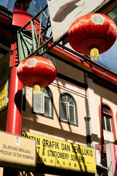 Pionowy Strzał Czerwonych Chińskich Latarni Chinatown Kuala Lumpur — Zdjęcie stockowe