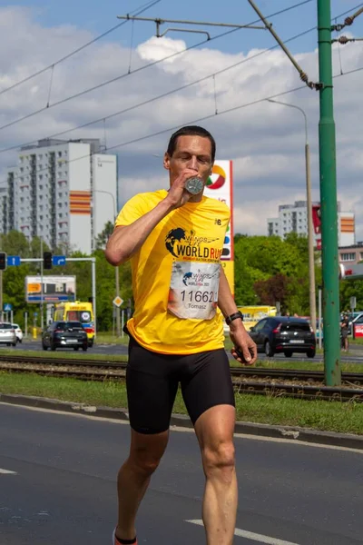 Polonya Nın Poznan Şehrinde 2022 Yaşam Kanatları Dünya Koşusu Katılımcılarının — Stok fotoğraf
