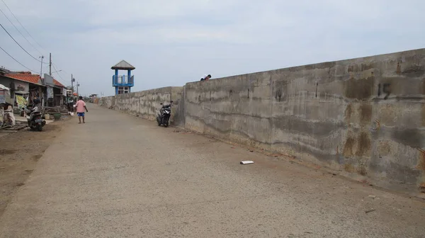 Edifício Retenção Água Mar Aterro Costeiro Retendo Ondas Maré Com — Fotografia de Stock