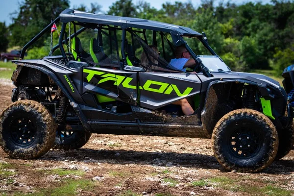 Atv Talon Com Pessoas Dirigindo Redor Correndo Campo Lamacento Sujo — Fotografia de Stock