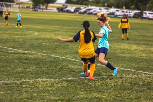 Νεαρά Κορίτσια Παίζουν Ποδόσφαιρο Στο Youth Soccer Game — Φωτογραφία Αρχείου