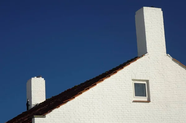 荷兰北部赞德沃特市蓝天下的一座白色砖楼 — 图库照片
