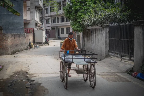 Mężczyzna Idzie Cichą Ulicą Wózkiem Rowerowym Katmandu Nepal — Zdjęcie stockowe
