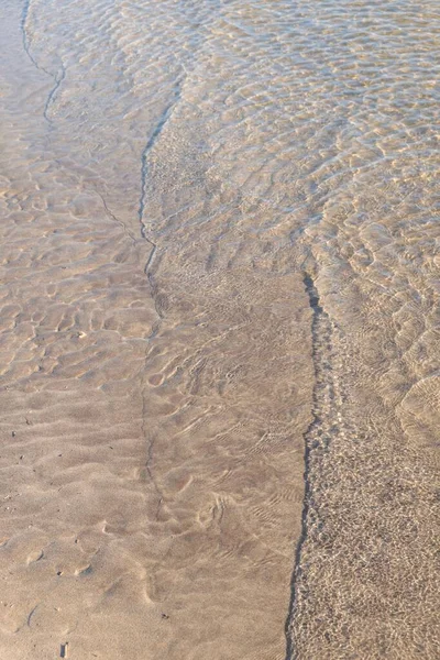 해변의해 안선을 세차게 밀려오는 파도의 — 스톡 사진