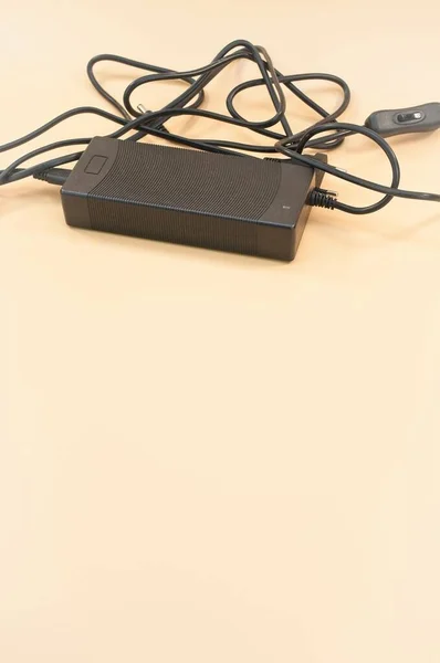 Netzteil Mit Kabeln Und Schalter Auf Einem Beigefarbenen Schreibtisch Mit — Stockfoto