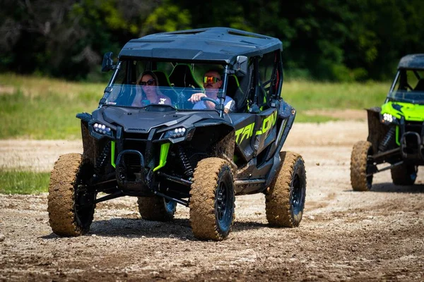 Atv Ludźmi Jeżdżącymi Dookoła Ścigającymi Się Brudnym Błotnistym Polu Rock — Zdjęcie stockowe