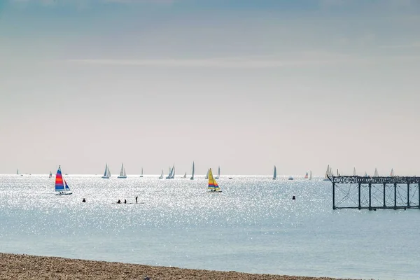 Barcos Vela Mar Brilhante Praia Brighton Dia Ensolarado — Fotografia de Stock